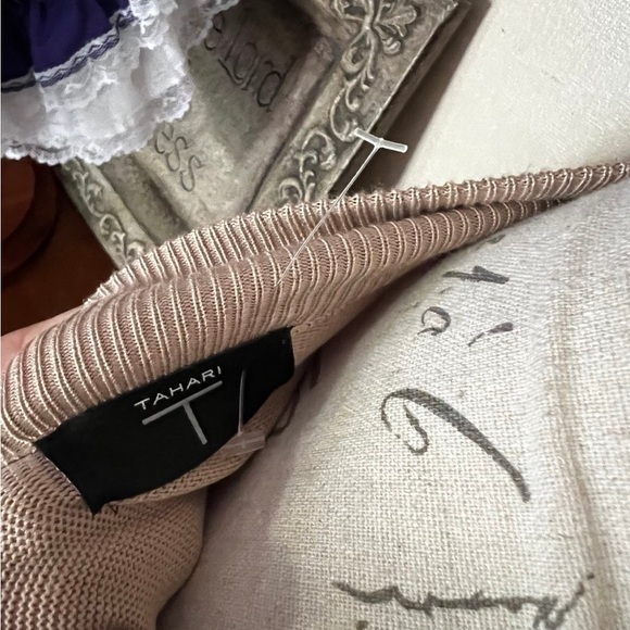 Tahari Short Sleeve Mock
Neck Gold Pullover
Sweater Size XS NWOT
58.00 - Picture 5 of 6